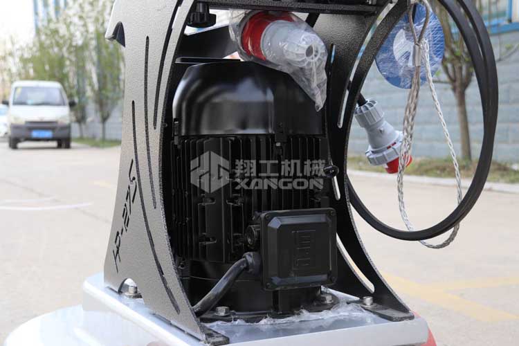 拋光機(jī)是為了讓地面表面有光澤，需要先研磨后才可以拋光。拋光分為粗拋和精拋，這時(shí)候可以使用拋光機(jī)，配合拋光墊，提高地面的光澤度。高速地坪拋光機(jī)讓你輕松完成地坪拋光工作，提高地坪亮度。