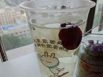 炎炎夏日到來，一杯銀耳紅棗美如詩！