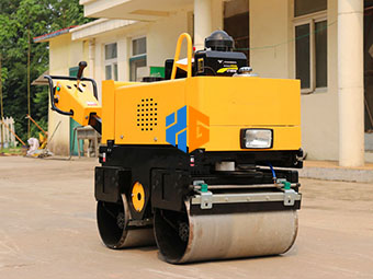 為什么小型壓路機(jī)適合公路養(yǎng)護(hù)呢？